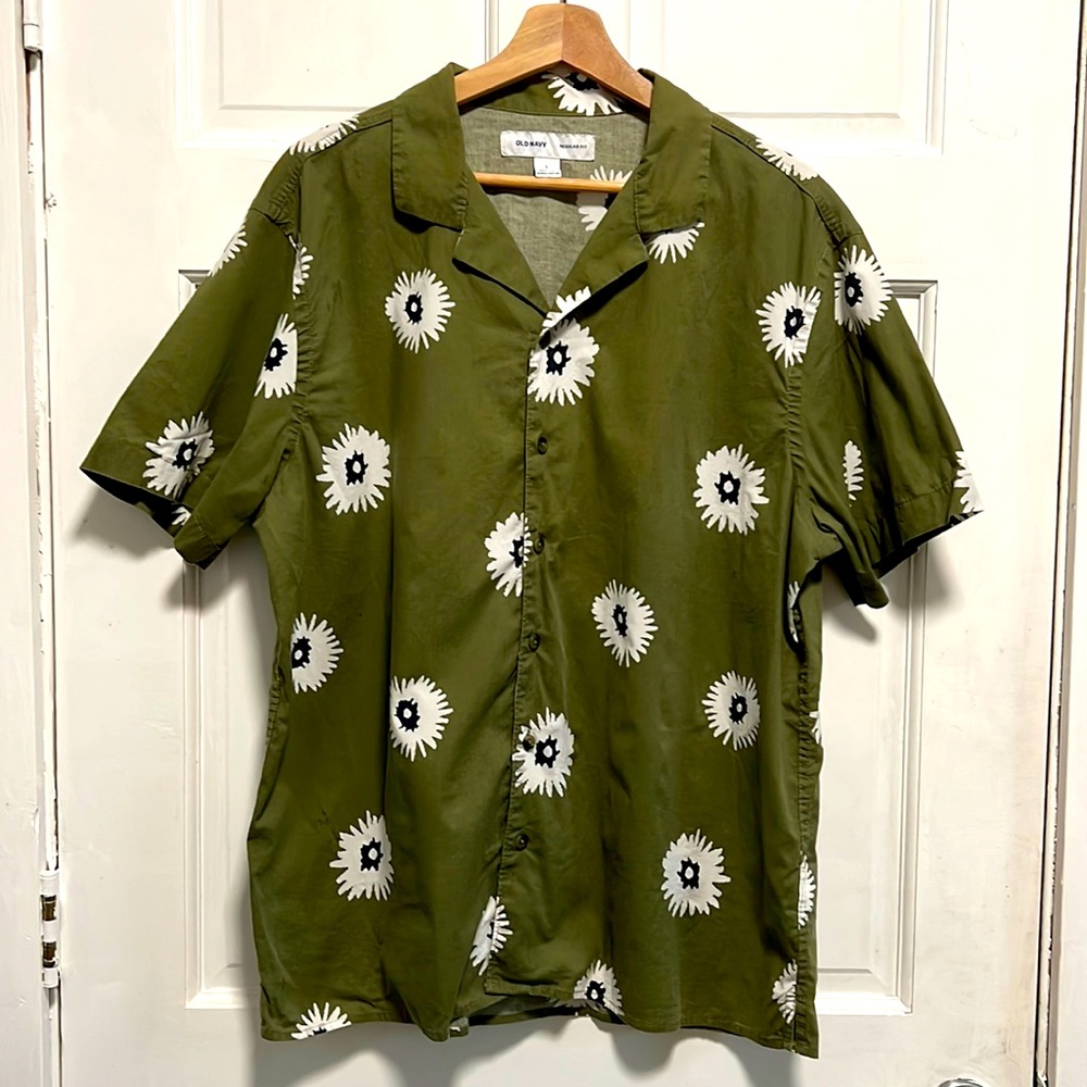 **SOLD** Old Navy Men’s L Regular Fit Camp Style button down tee.